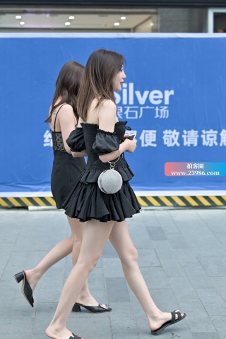 街拍黑色短裙姐妹