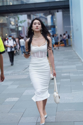 搭讪街拍白裙高跟美眉