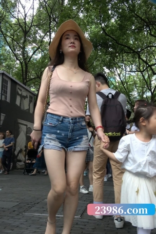 4K - 火辣身材时尚美女辣妈 [1.64 GB/MP4]（视频版）