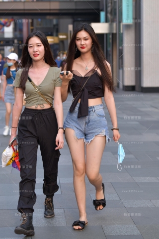 她的臀胯很好看~