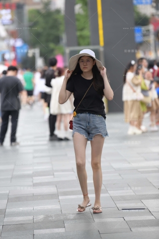街拍热裤小姐姐