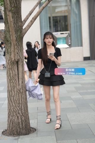 街拍白皙美腿辣妹