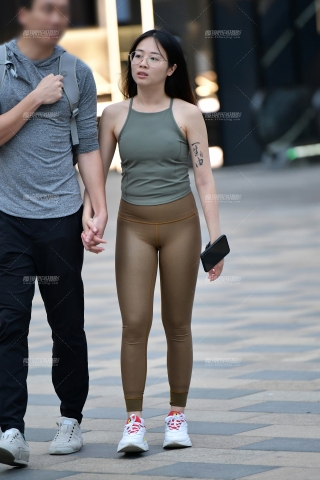 ★逛街绛红紧身裤美女