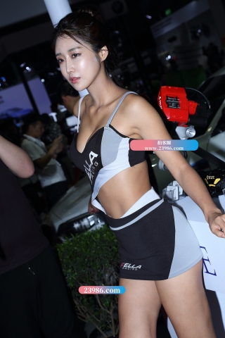 身材火辣的性感短裙车模