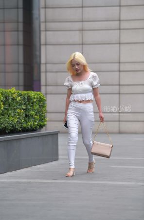 街拍染发的白裤美眉