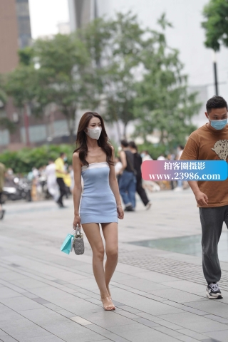 街拍苗条的淡蓝色小短裙美眉