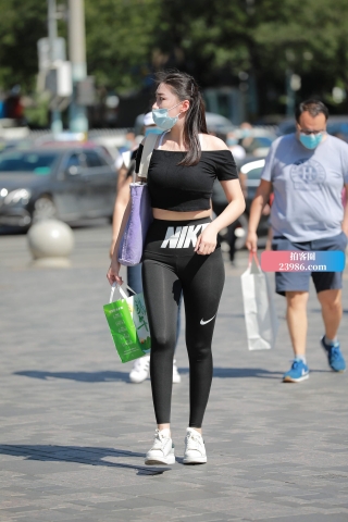 好大的“NIKE”标注，好身材街拍美女