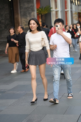 街拍超短百褶裙，R丝高跟美眉
