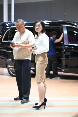 韵味的包臀裙丝腿售车美女