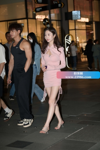 街拍粉色裙，白皙美腿靓女！