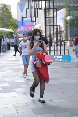 街拍微胖的短裙嘿丝小姐姐