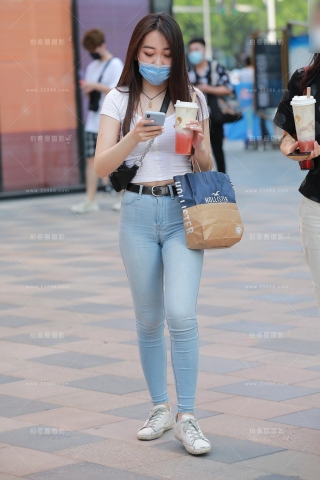 紧身蓝牛小姐姐