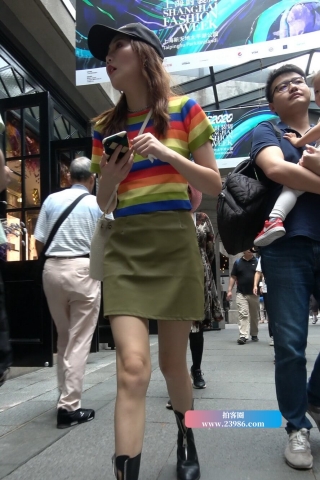 4K - 时尚街拍美女 [2.30 GB/MP4]（视频版）