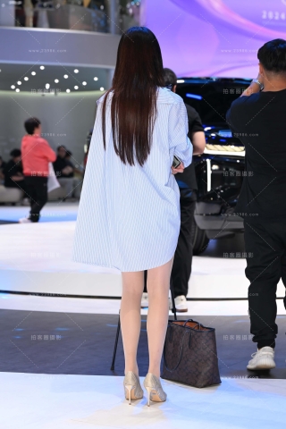 努力直播卖车的丝腿小姐姐