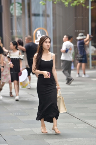 街拍黑色长裙，优雅轻熟美女
