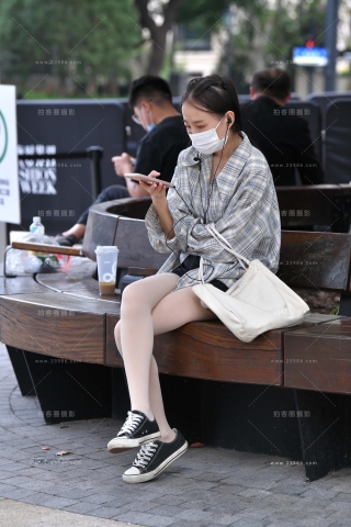 抓拍在看手机的帆布鞋美眉 【图片➕视频】