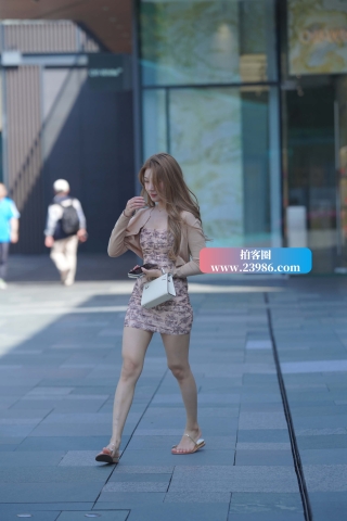 街拍紧身包臀裙小妞