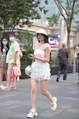 街拍白裙小仙女
