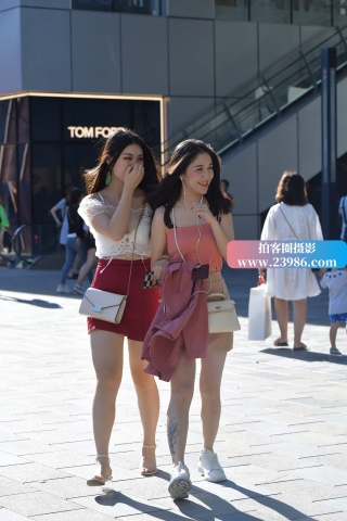 街拍时尚美女姐妹