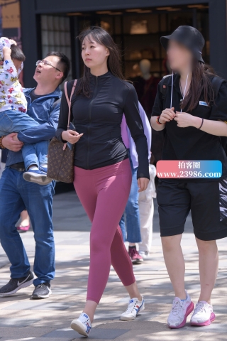 紫色健美裤女孩