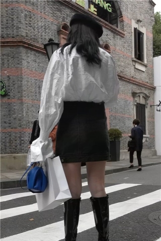 4K - 打扮时尚美女姐妹街头摆拍 [884 MB/MP4]（视频版）