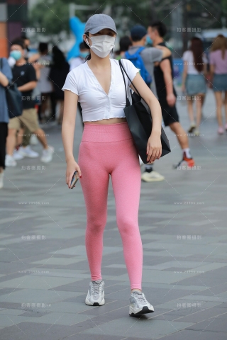 【玻璃街拍】粉色瑜伽裤美眉