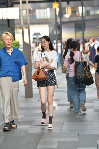 街拍穿拖鞋的眼镜妹