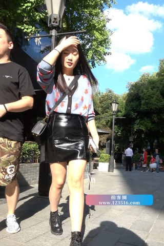 4K - 性感的皮短裙街拍长发美女 [1.18 GB/MP4]