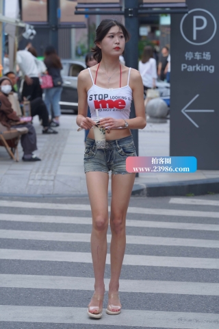 苗条热裤小姐姐笑起来真美