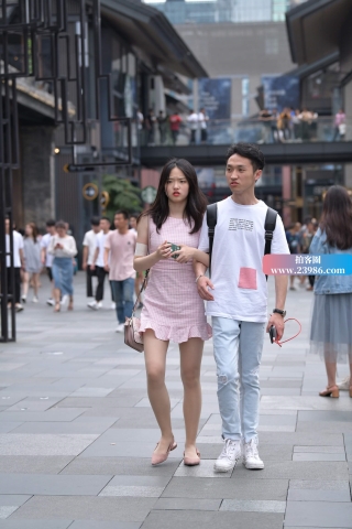 抓拍一对小情侣