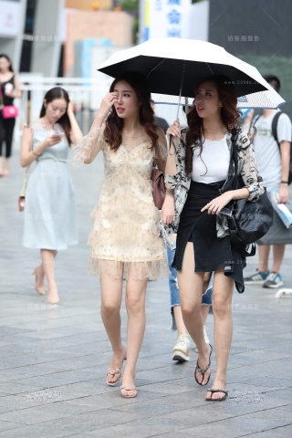 街拍米色群气质美女姐姐