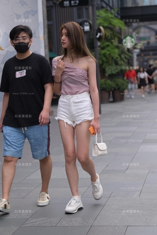 白热裤，大长腿美眉