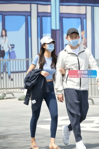 街拍深蓝色瑜伽裤美眉