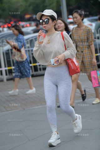 【街拍之魂赛帖】乳白色紧身瑜伽裤