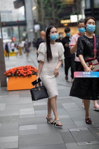 街拍镂空毛衣裙女人