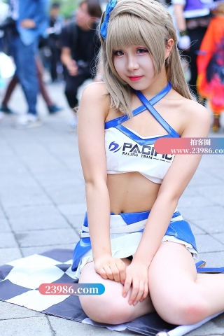 娇嫩的白色赛车服少女