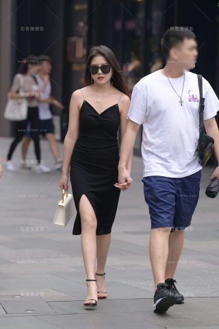 性感的吊带开叉裙美女