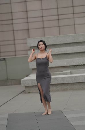 街拍跳舞的灰色群美女