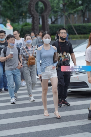 街拍蓝色衣服美妞