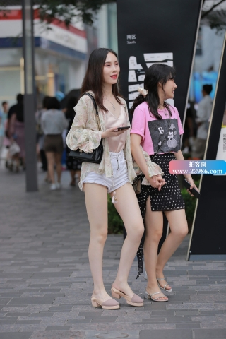 街拍热牛小姐姐