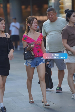 热裤美女姐姐好美~