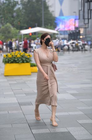 街拍傲人身材长裙性感美女