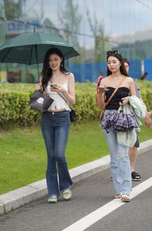 两位牛仔裤美女