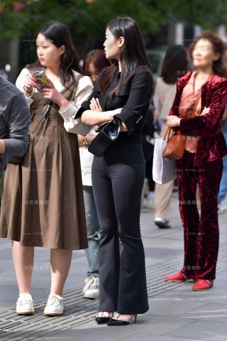 凹凸有致长裤小姐姐