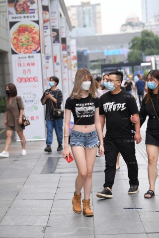 街拍短牛热裤美眉