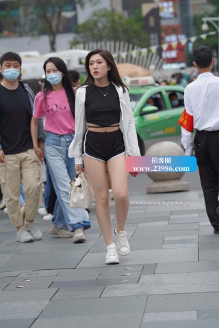 运动短热裤小姐姐