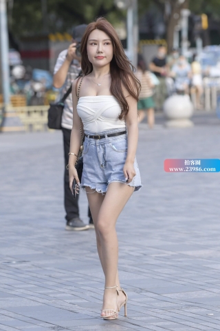 抹胸装热裤美腿街拍美女