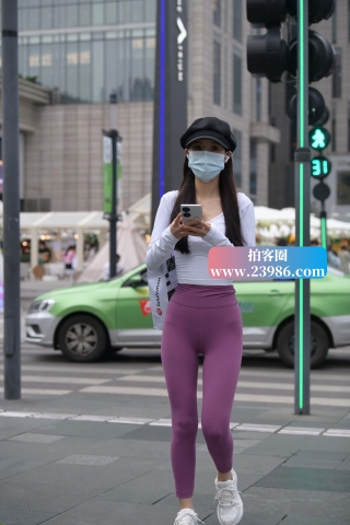 街拍紫色瑜伽裤美女