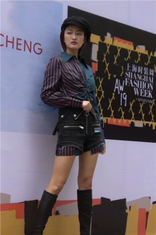 酷美女街拍 [1.13 GB/MP4]（视频版）