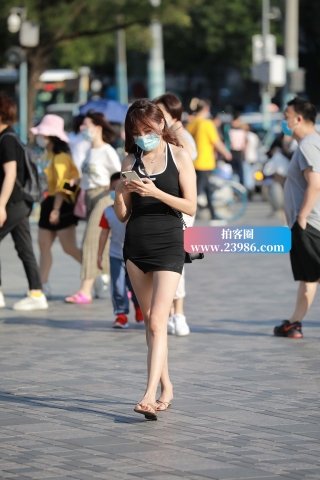 街拍紧身短裙美女